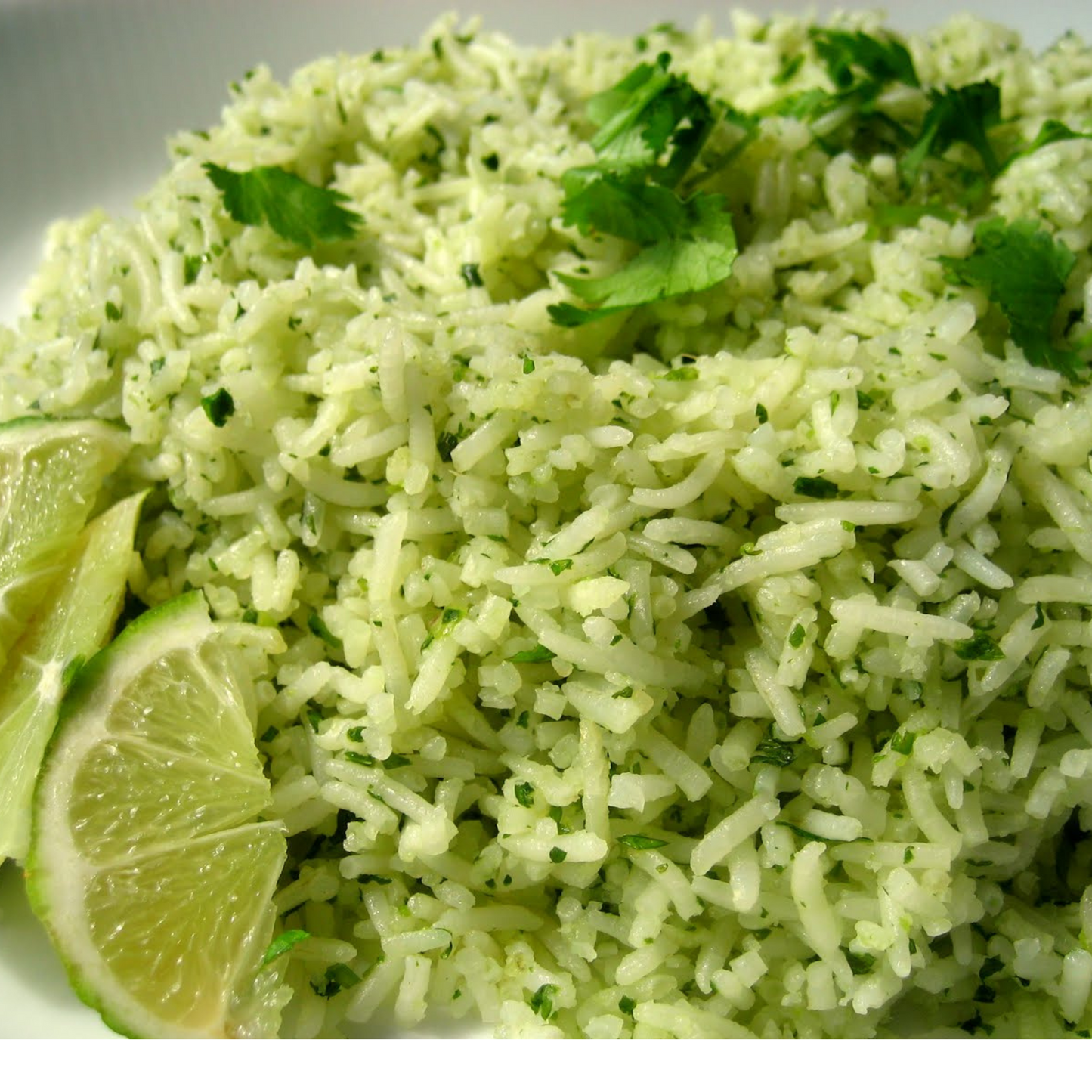 Rice dish garnished with lime wedges and cilantro leaves Plat de riz garni de quartiers de lime et de feuilles de coriandre.