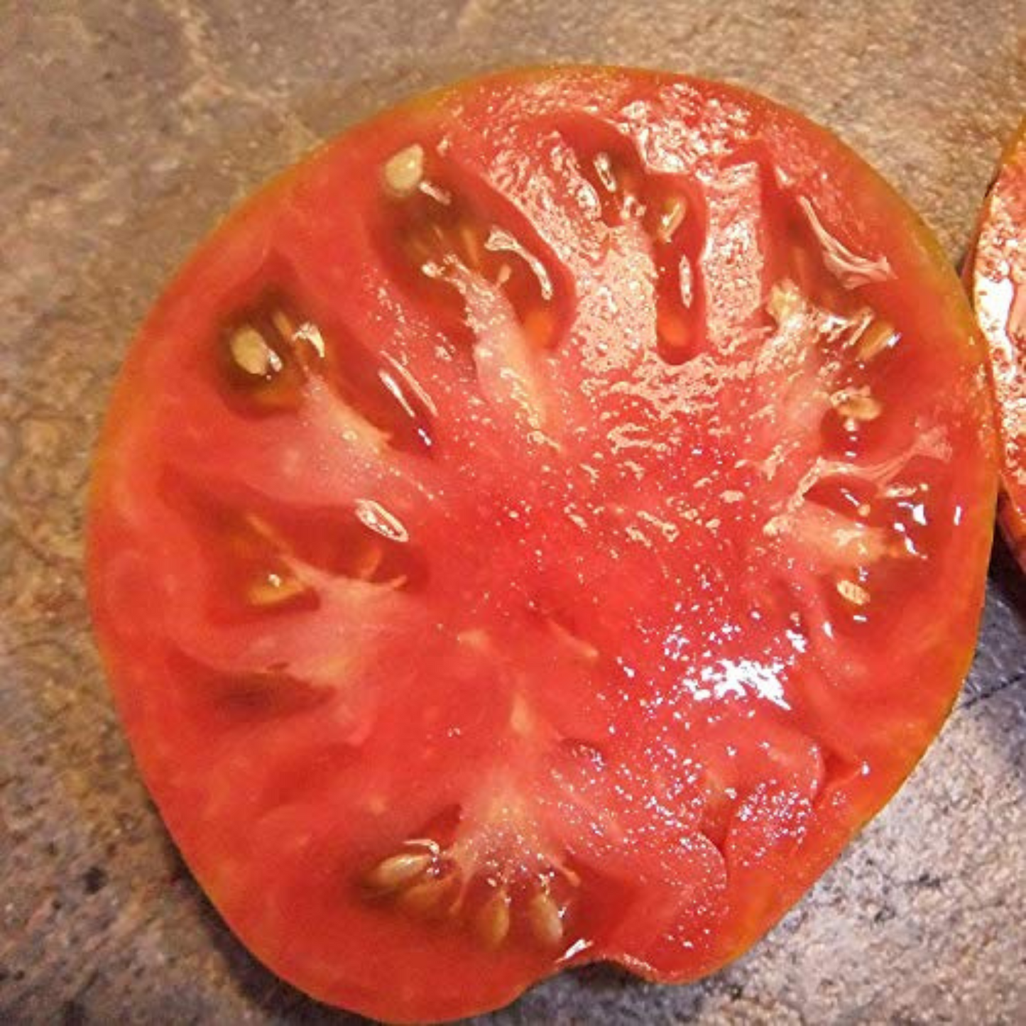Grow your own garden with these tomato seeds. Cultivez votre propre jardin avec ces graines de tomates