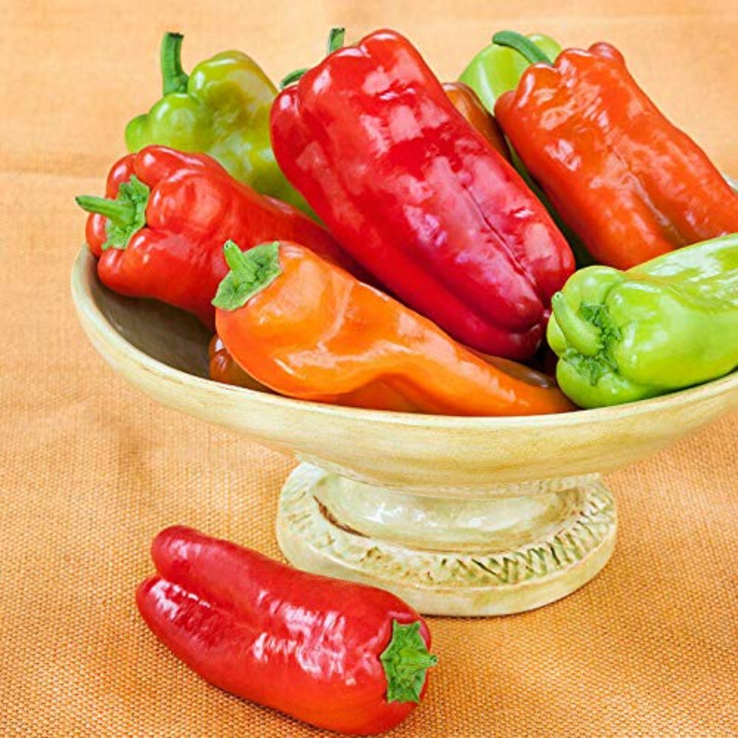 Bunch of assorted Cubanelle peppers Boucle de poivrons Cubanelle assortis