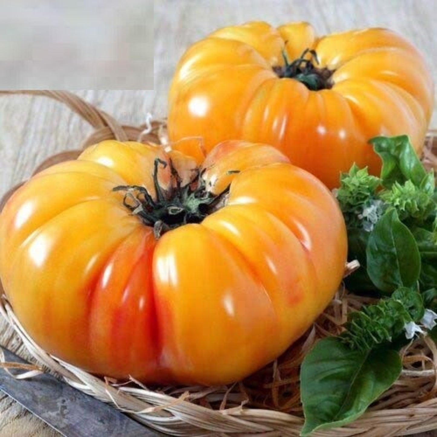 Pineapple Tomatoes in a Bamboo Basket Tomates d'ananas dans un panier de bambou
