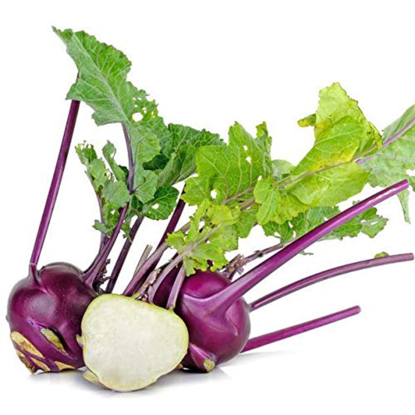 Close-up view of Purple Vienna Kohlrabi's smooth skin and sliced kohlrabi Vue rapprochée de la peau lisse et du chou-rave tranché du chou-rave violet de Vienne