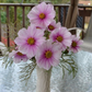 Flowers bouquet on wooden table, nature-inspired decor. Bouquet de fleurs sur table en bois, décor inspiré de la nature.