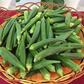 Fresh okra, a versatile vegetable used in various dishes. Le gombo frais, un légume polyvalent utilisé dans divers plats.