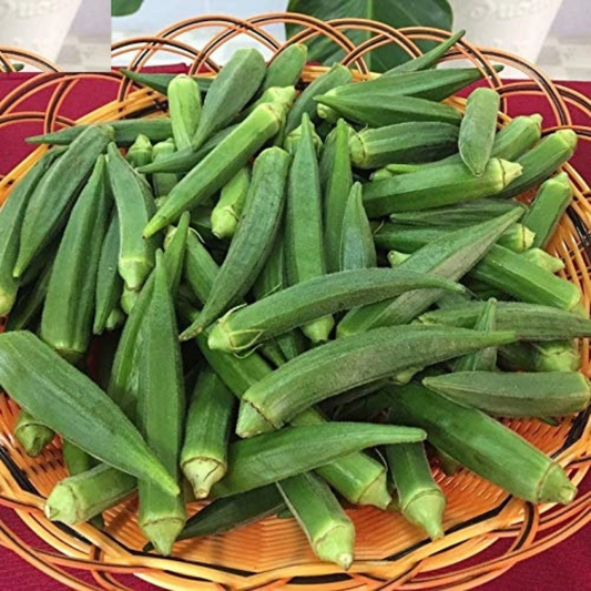 Fresh okra, a versatile vegetable used in various dishes. Le gombo frais, un légume polyvalent utilisé dans divers plats.