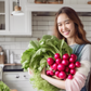 girl happily carrying champion radishes in the kitchen fille portant joyeusement des radis champions dans la cuisine