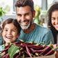 Happy family holding red burgundy okras Famille heureuse avec des okras rouges bordeaux