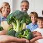 family enjoying looking to harvested Calabrese Green Sprouting Broccoli Famille appréciant la recherche de brocolis verts Calabrese récoltés