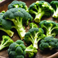 Calabrese Green Sprouting Broccoli placed on a plate Brocoli vert calabrais placé sur une assiette