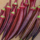 Bunch of red burgundy okras Boucle d'okras rouges bordeaux