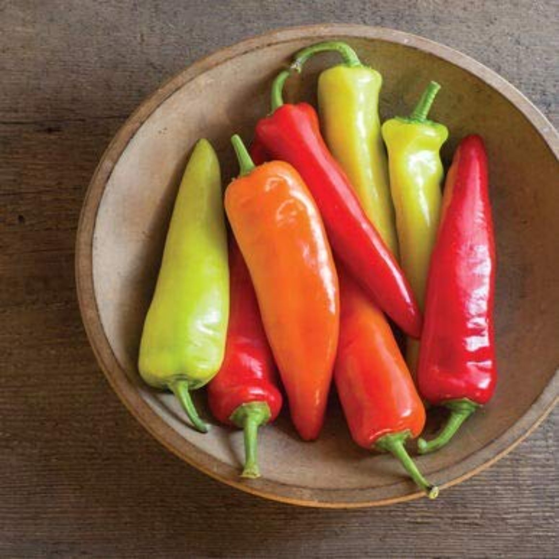 Fresh Hungarian Hot Pepper in a bowl  Piment hongrois frais dans un bol