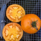 Slice Nebraska Wedding Tomato and a Whole Tomato Tranche de tomate de mariage du Nebraska et une tomate entière