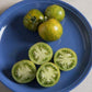 Green Zebra Tomatoes in a Basin and Sliced Tomatoes Tomates zébrées vertes dans un bassin et tomates tranchées