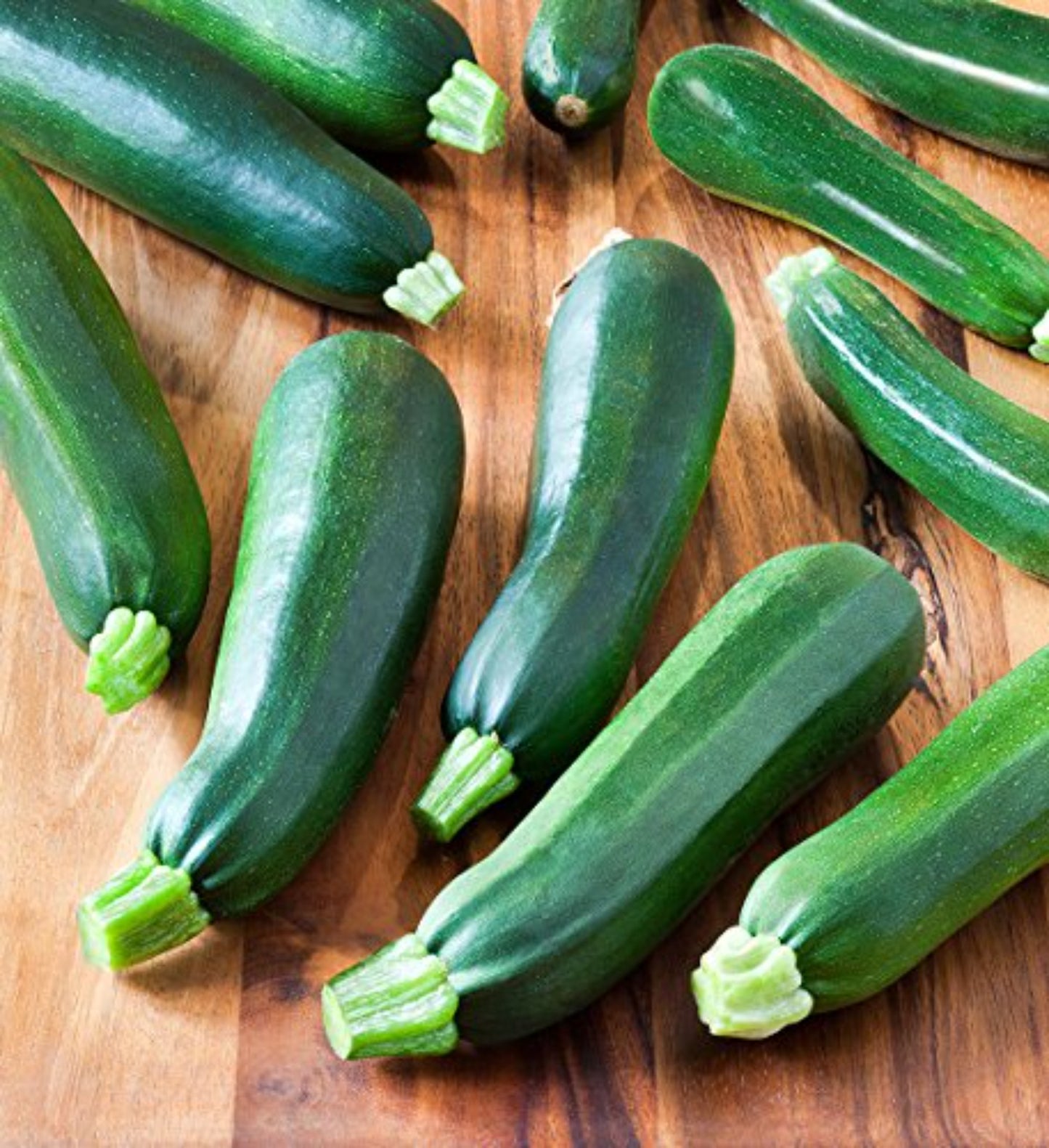 bunch of black beauty zucchini on the table bouquet de courgettes de beauté noire sur la table